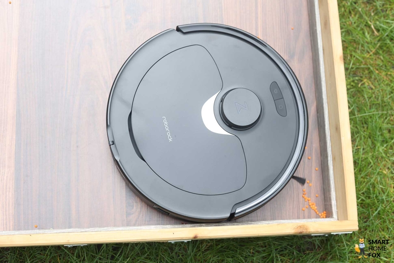 Roborock Q Revo убирается в угол.